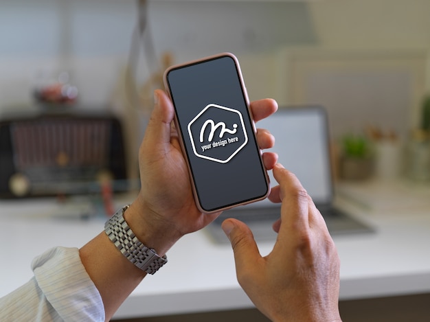 PSD gros plan sur les mains tenant la maquette de l'écran du smartphone