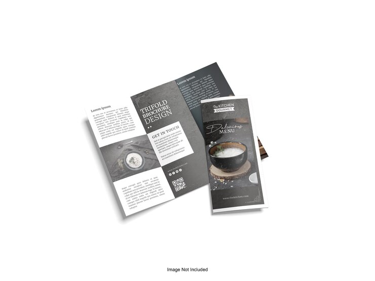 Gros plan sur une maquette de brochure à trois volets isolée