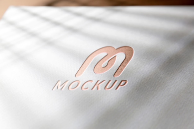 Gros plan sur la maquette du logo découpé