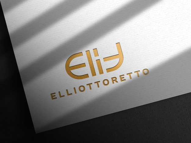 Gros plan sur la maquette du logo en relief en feuille d'or