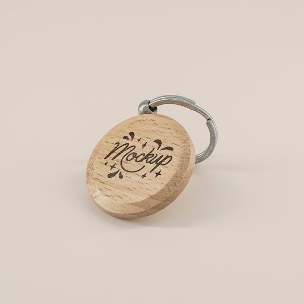 Gros plan sur une maquette de porte-clés en bois