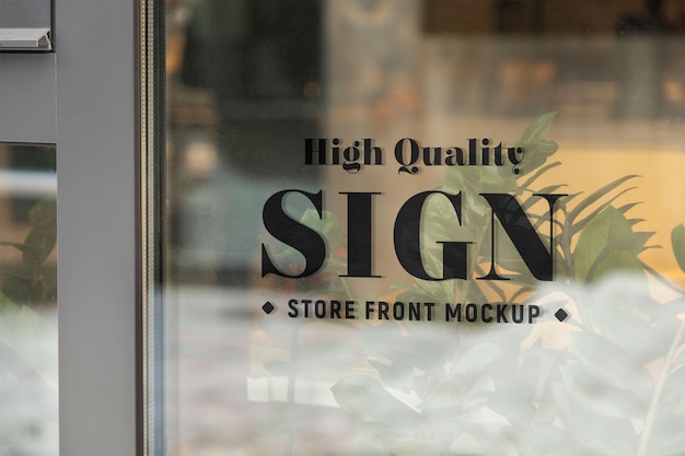 Gros plan sur la maquette de la vitrine du magasin en verre