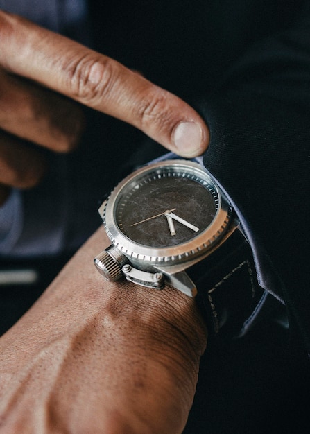 Gros plan d'une montre de luxe pour hommes