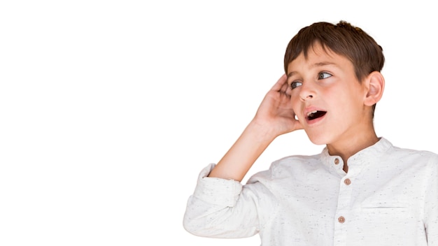 Gros plan sur le portrait d'expression d'enfant
