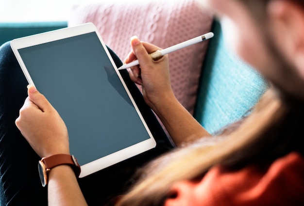 Gros plan d&#39;une tablette numérique avec un espace vide