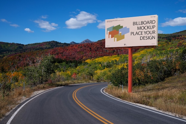 Großes plakatmodell neben der straße