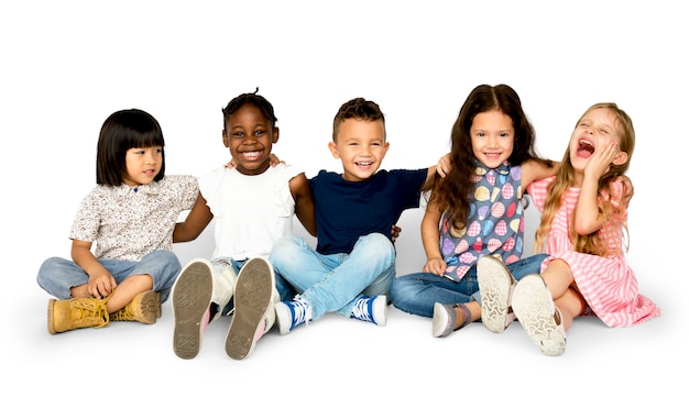 Groupe de bonheur d&#39;enfants mignons et adorables