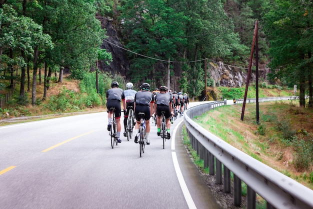 un groupe de cyclistes dans les montagnes