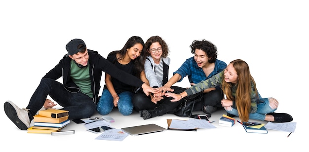 Groupe d'étudiants qui étudient ensemble