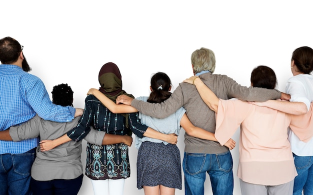 Groupe de personnes diverses se tiennent ensemble