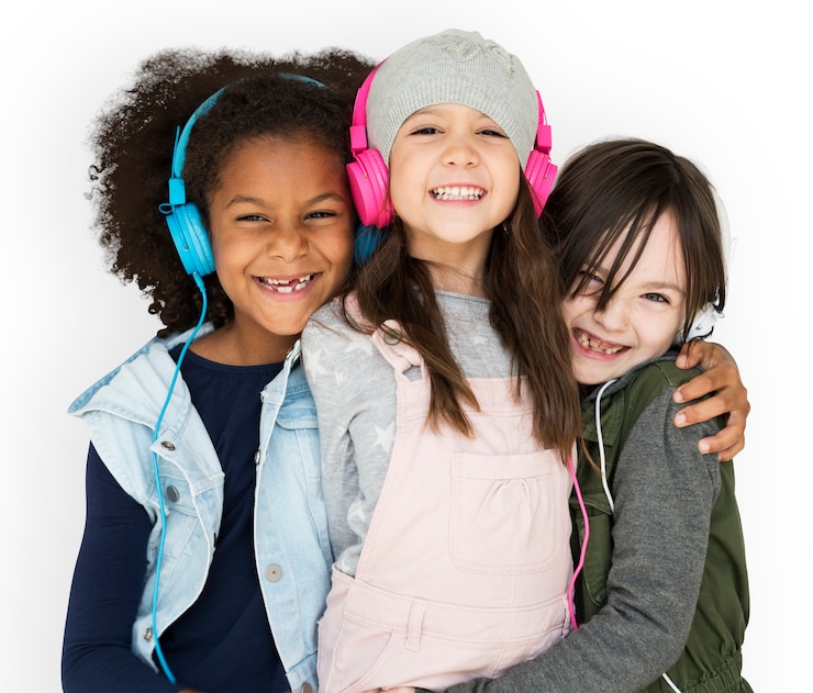PSD groupe de petites filles studio souriant avec des écouteurs et des vêtements d&#39;hiver