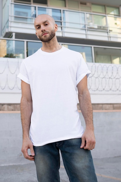 Grundlegendes weißes T-Shirt-Mockup für Männer-Mode-Kleidung für Outdoor-Shoots