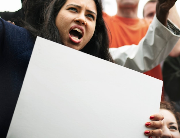 Grupo de activistas enojados está protestando.