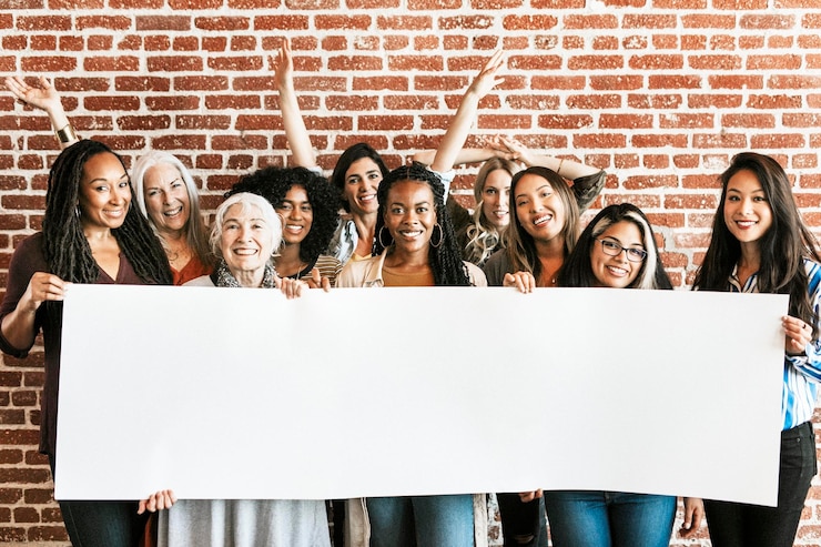 PSD grupo de diversas mulheres mostrando uma maquete de banner em branco