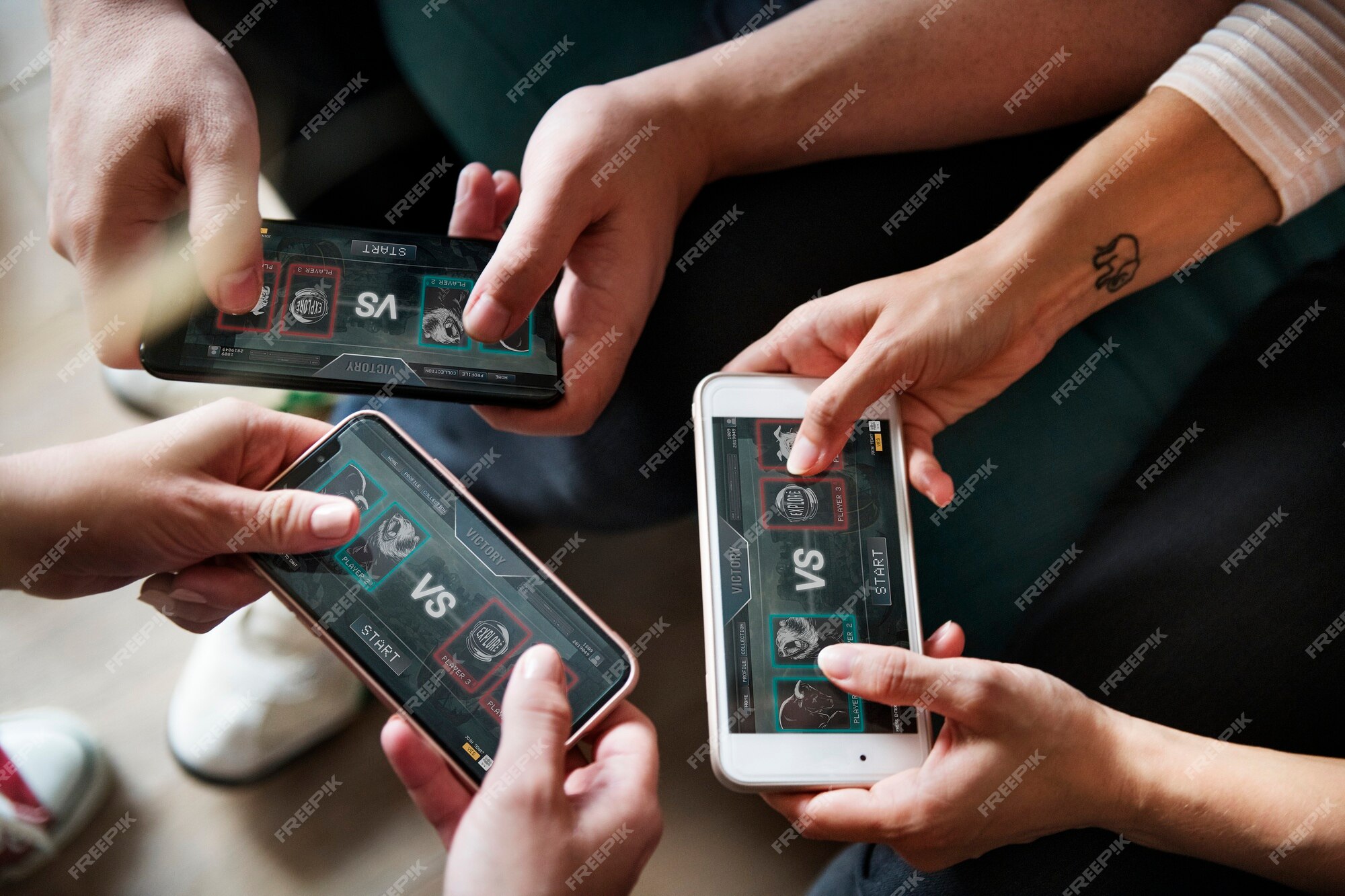 Grupo De Amigos Jogando Jogos De Aplicativos Em Celulares E on-line Juntos.  As Mãos Estão Segurando O Círculo Do Smartphone. Imagem de Stock - Imagem  de rede, compartilhar: 196942813