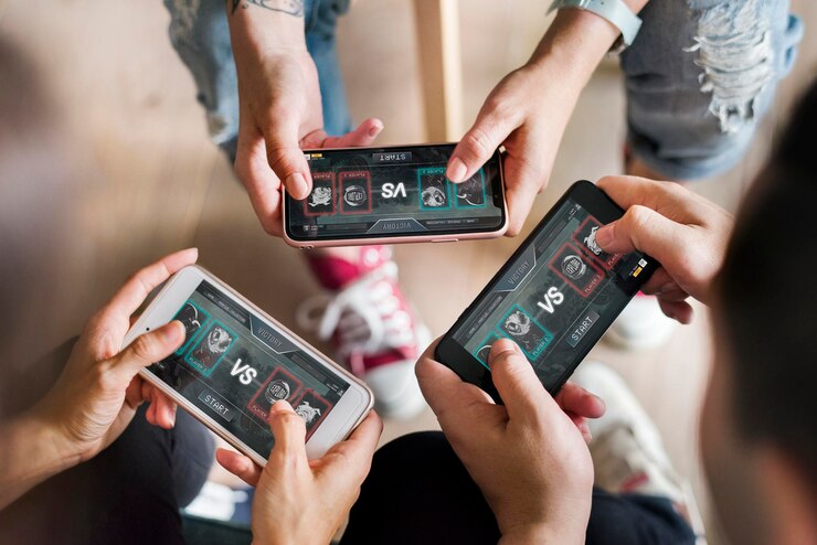 PSD grupo de diversos amigos jogando no celular