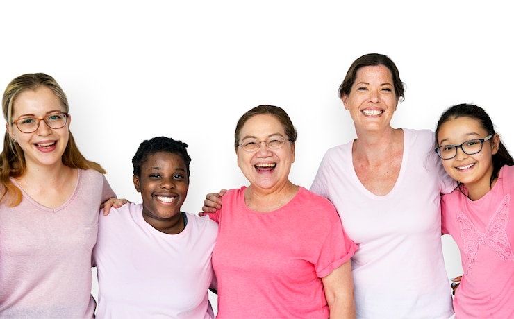 PSD grupo de mulheres sorrindo juntos, feminismo e conceito de conscientização de câncer de mama