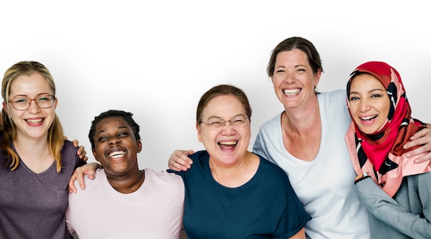 Grupo de mulheres sorrindo juntos, feminismo e conceito de trabalho em equipe