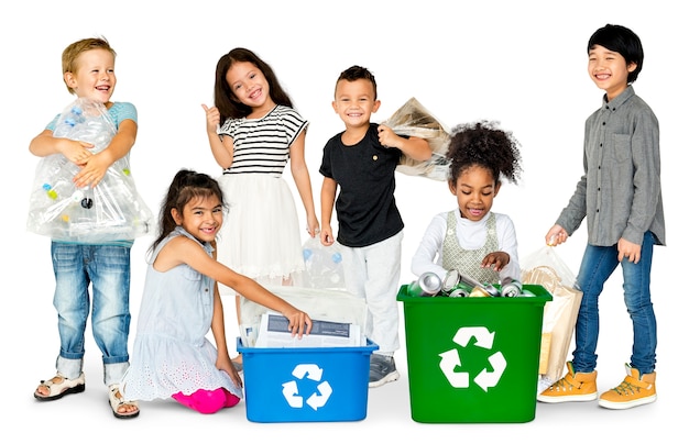 Grupo diverso de basura de reciclaje de los niños