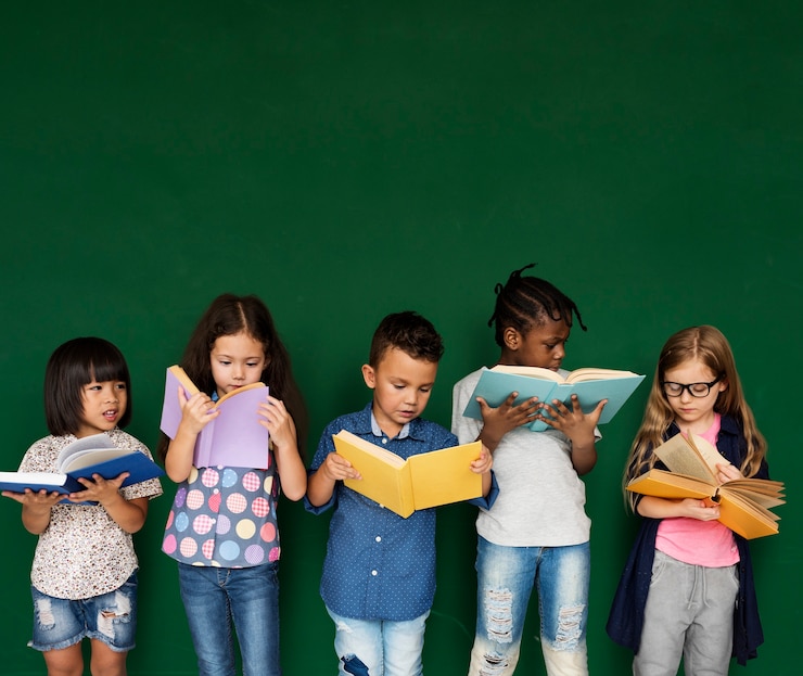 PSD grupo de escolares leyendo para la educación.
