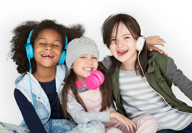 PSD grupo de estudio de niñas sonriendo sonriendo usando auriculares y ropa de invierno