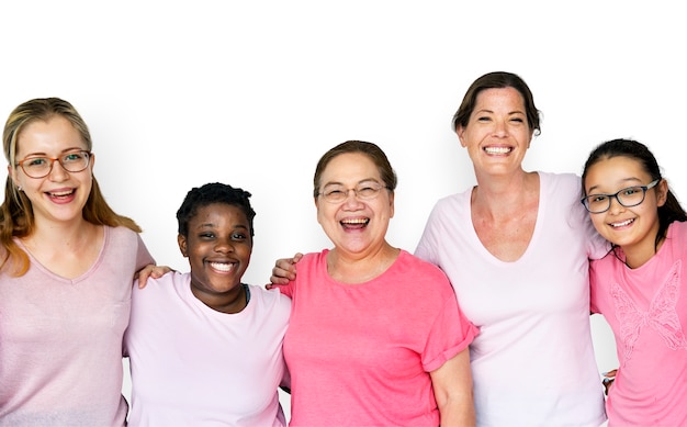 Grupo de mujeres sonriendo juntos, feminismo y concepto de conciencia de cáncer de mama