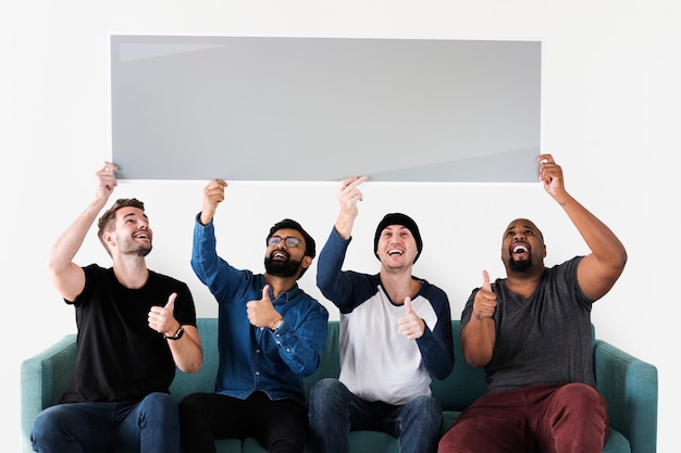 Grupo de personas diversas con banner en blanco