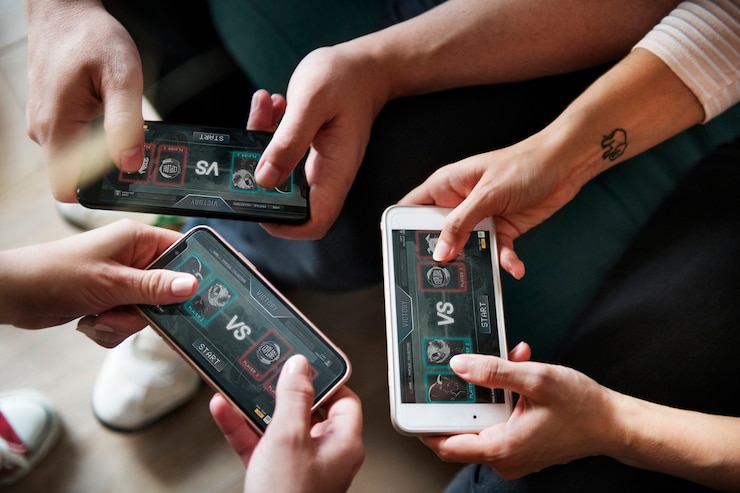 PSD gruppe verschiedener freunde, die ein spiel auf dem handy spielen