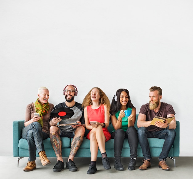 Gruppe von internationalen Leuten auf der Couch