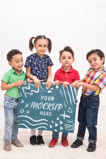 Gruppo di bambini che giocano insieme
