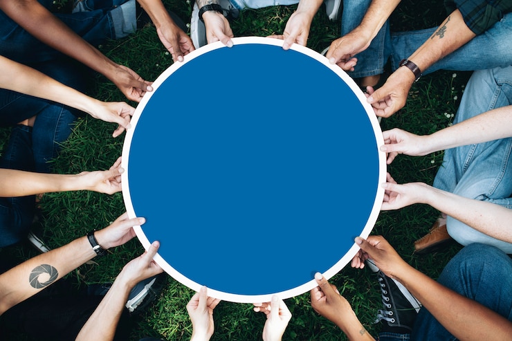 PSD gruppo di persone che tengono un bordo blu rotondo