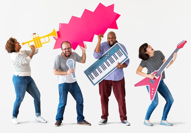 Gruppo di persone diverse che godono di strumenti musicali