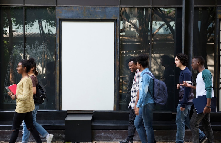 PSD gruppo di studenti che camminano sulla via di casa