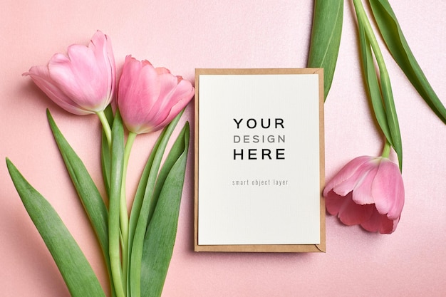 Grußkartenmodell mit Umschlag und rosa Tulpenblumen