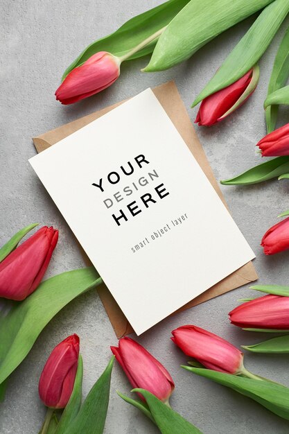 Grußkartenmodell mit Umschlag und roten Tulpenblumen