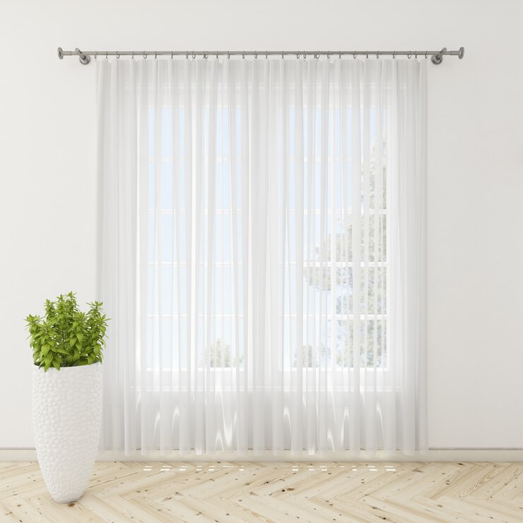 Habitación interior con cortinas blancas