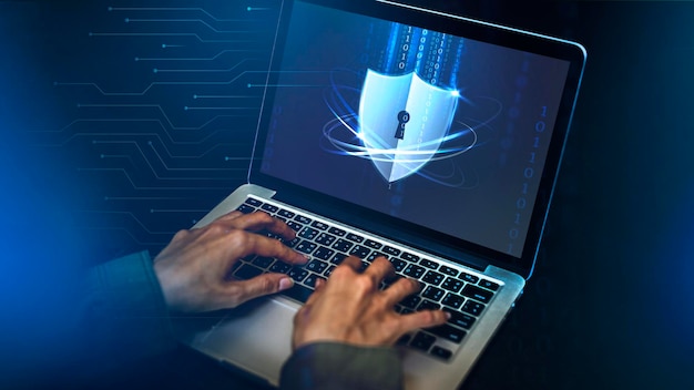 Hacker che decifra il codice di sicurezza su un laptop