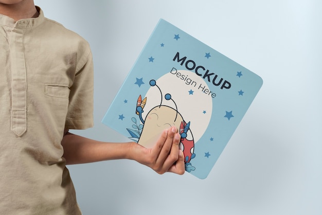 Hände, die Kinderbuchmodell halten