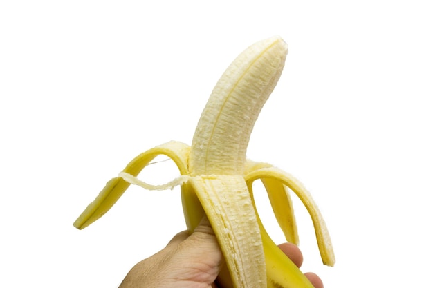 Halb geschälte banane öffnen sie die banane, die eine hand lokalisiert mit leerem hintergrund hält