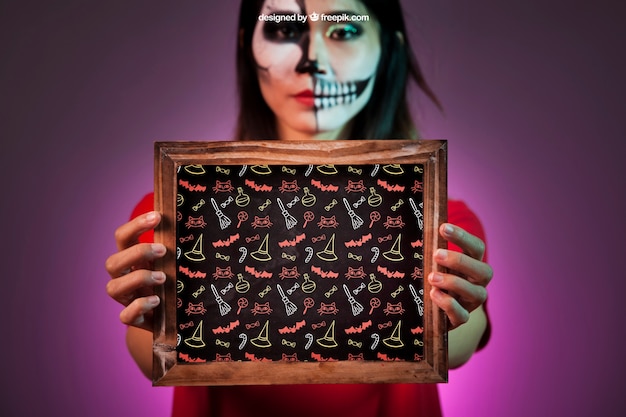 Halloween mockup mit frau mit schiefer in den händen