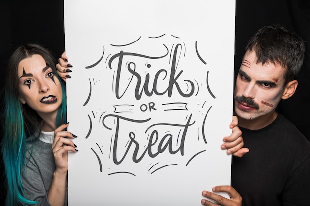 Halloween-modell mit schriftzug auf big board und paar