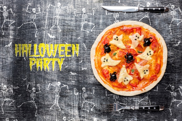 Halloween-party mit pizza-leckerei