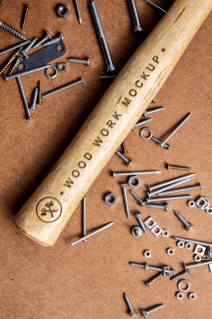 Hammer mit eingraviertem Texteffektmodell auf Holzgriff