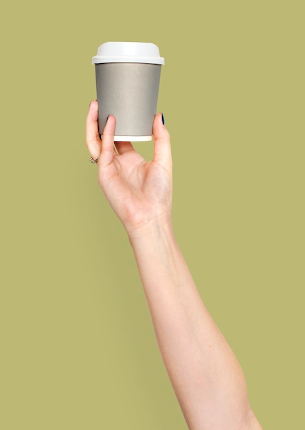 Hand hält Tasse