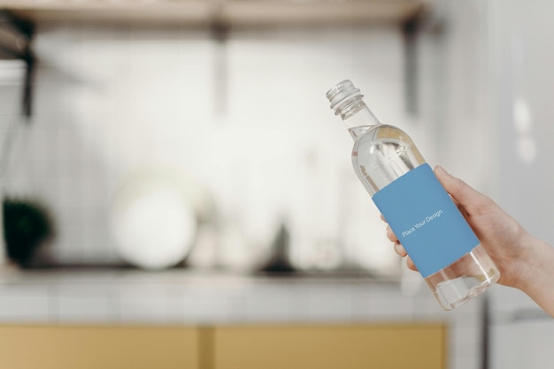Hand Holding Bottle Mockup PSD Design (disegno della bottiglia a mano)