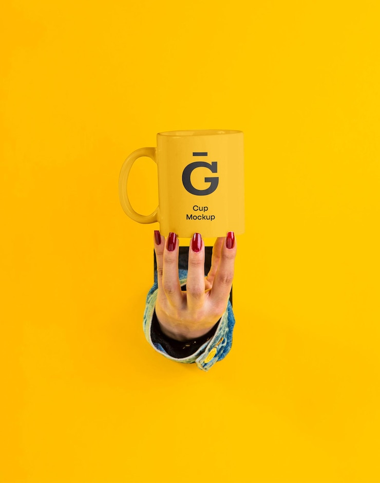 PSD hand mit cup mockup