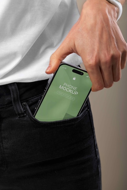 PSD hand nimmt ein telefon-mockup aus der tasche