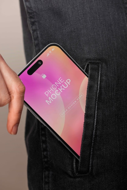 Hand nimmt ein Telefon-Mockup aus der Tasche