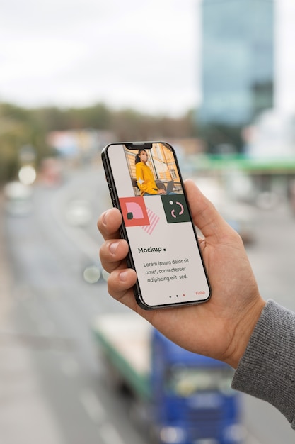 Handgehaltes Smartphone-Mockup