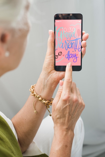 PSD haute femme à l'aide de smartphone